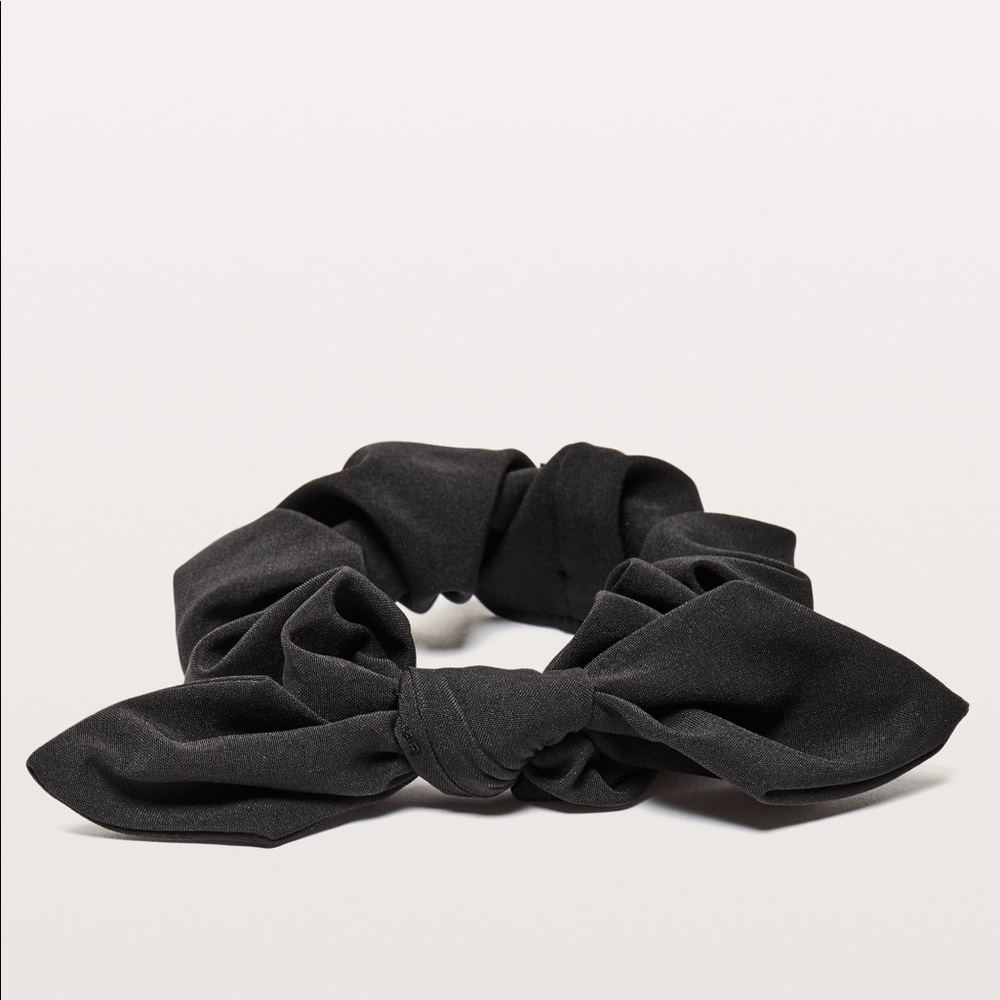 LLL Uplifting Scrunchie *Bow (black)